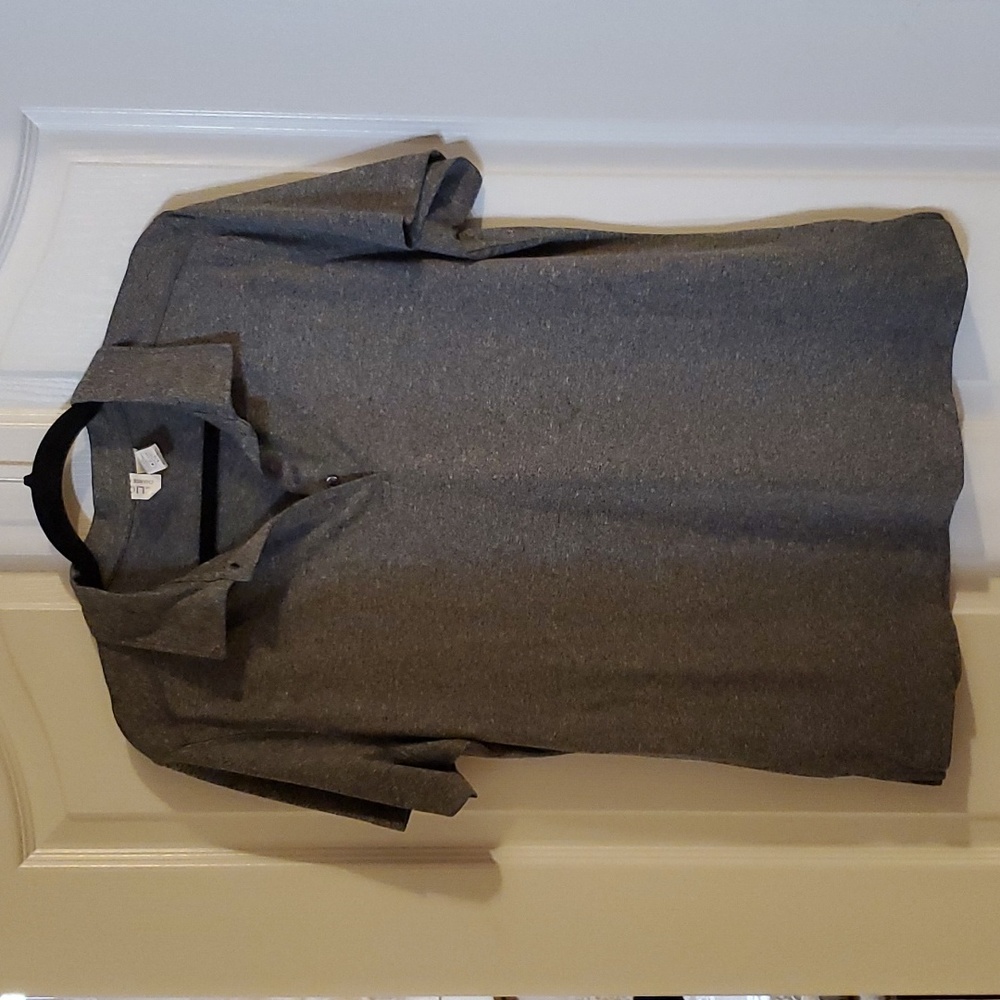 Women's short sleeve collared polo shirt. Size L